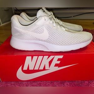 Nike Tanjun White- Women’s 8.5, GOOD CONDITION!